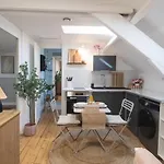 Comfort And Video Projector Close To Downtown Apartment *