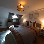 Comfort And Video Projector Close To Downtown Apartment