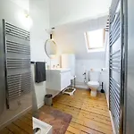 Comfort And Video Projector Close To Downtown Apartment Tours