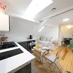 Comfort And Video Projector Close To Downtown Apartment