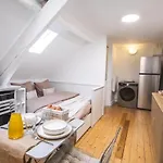 Comfort And Video Projector Close To Downtown Apartment *